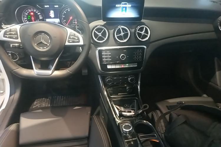 Used Mercedes-Benz GLA 2019 GLA 200 Dynamic Edition Center Console
