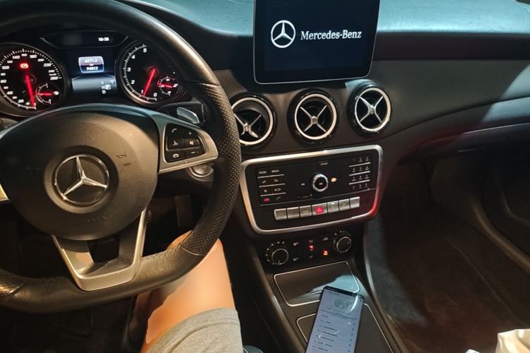 Used Mercedes-Benz GLA 2019 GLA 200 Dynamic Edition Center Console