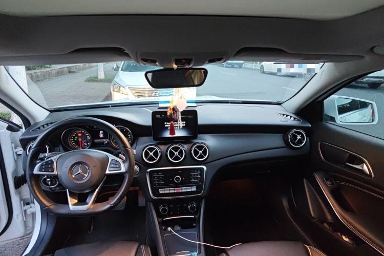 Used Mercedes-Benz GLA 2019 GLA 200 Dynamic Edition Center Console