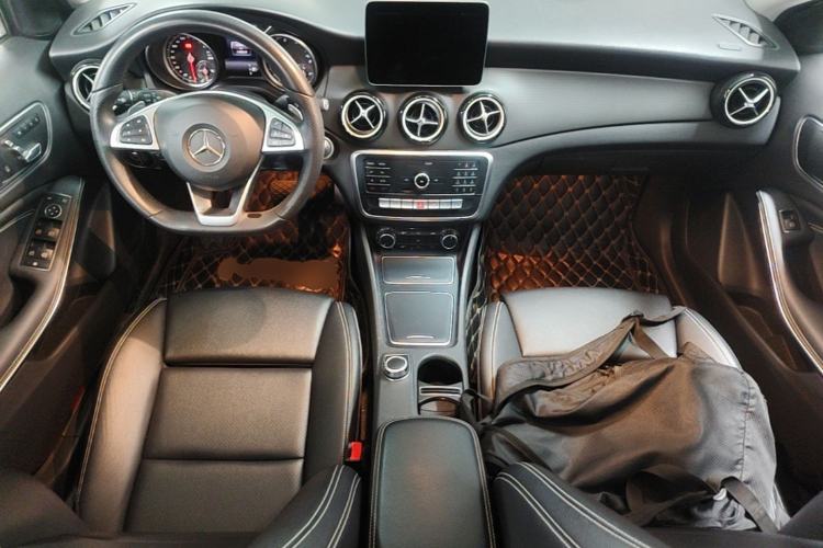 Used Mercedes-Benz GLA 2019 GLA 200 Dynamic Edition Center Console