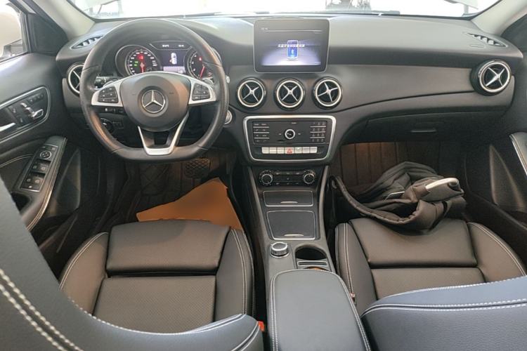 Used Mercedes-Benz GLA 2019 GLA 200 Dynamic Edition Center Console