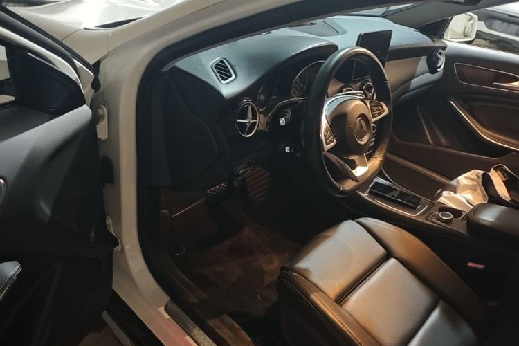 Used Mercedes-Benz GLA 2019 GLA 200 Dynamic Edition Driver Seat