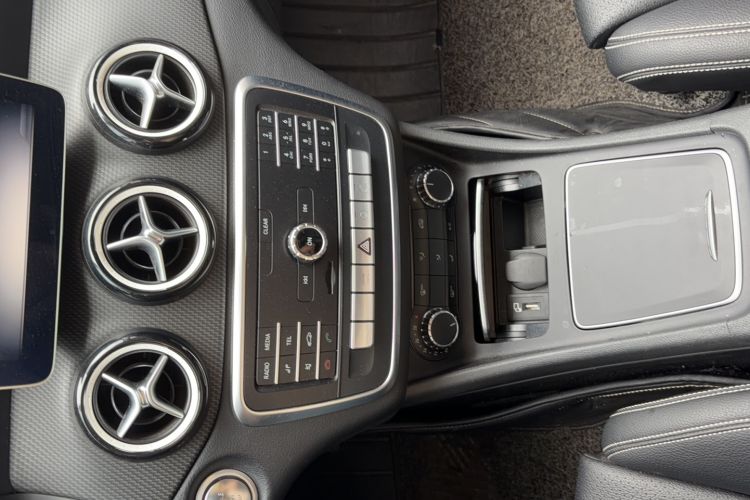 Used Mercedes-Benz GLA 2019 GLA 200 Dynamic Edition Interior 4