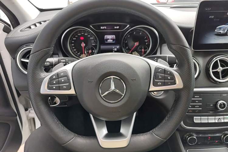 Used Mercedes-Benz GLA 2019 GLA 200 Fashion Model Steering Wheel