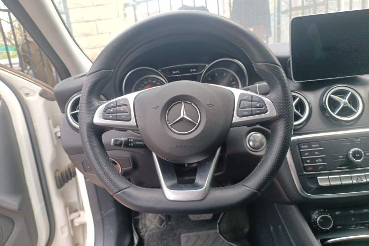 Used Mercedes-Benz GLA 2019 GLA 200 Fashion Model Steering Wheel