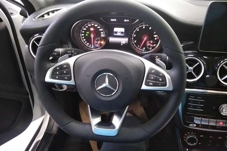 Used Mercedes-Benz GLA 2019 GLA 200 Fashion Model Steering Wheel