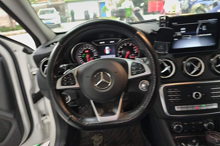 Used Mercedes-Benz GLA 2019 GLA 200 Fashion Model Steering Wheel