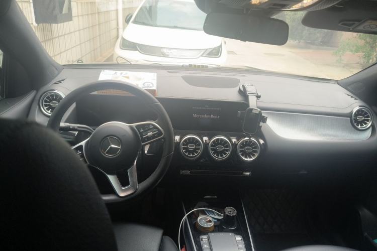 Used Mercedes-Benz GLA 2020 GLA 200 4MATIC Center Console