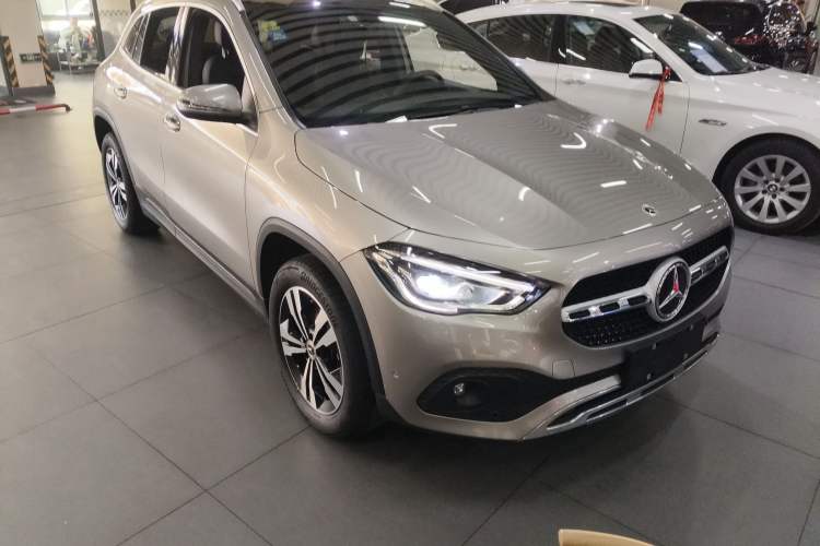 Used Mercedes-Benz GLA 2020 GLA 200 Front Right 45 Deg