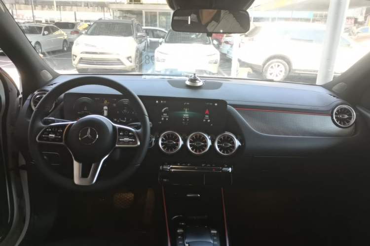 Used Mercedes-Benz GLA 2020 GLA 200 4MATIC Center Console