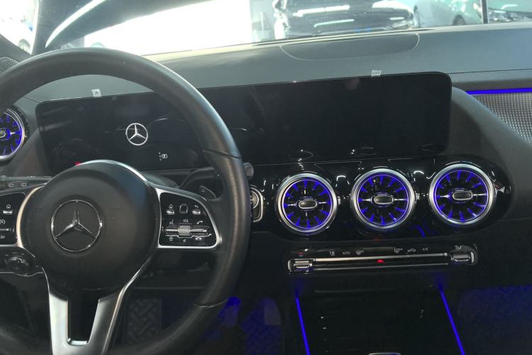 Used Mercedes-Benz GLA 2022 Facelifted GLA 200 Center Console