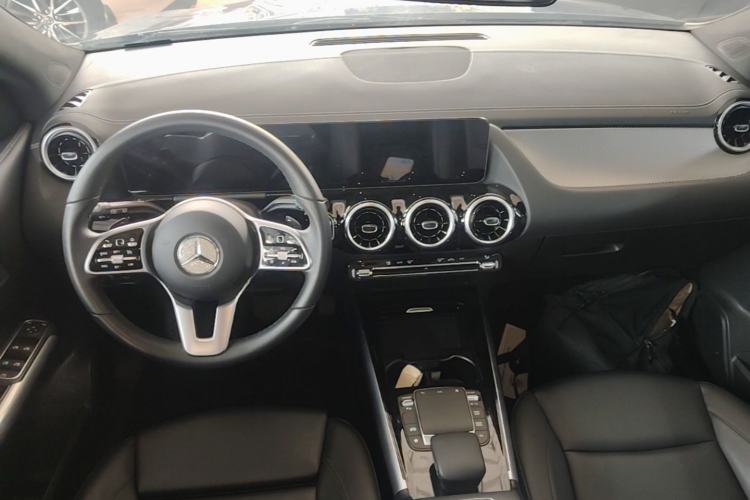 Used Mercedes-Benz GLA 2022 Second Facelift GLA 200 Center Console