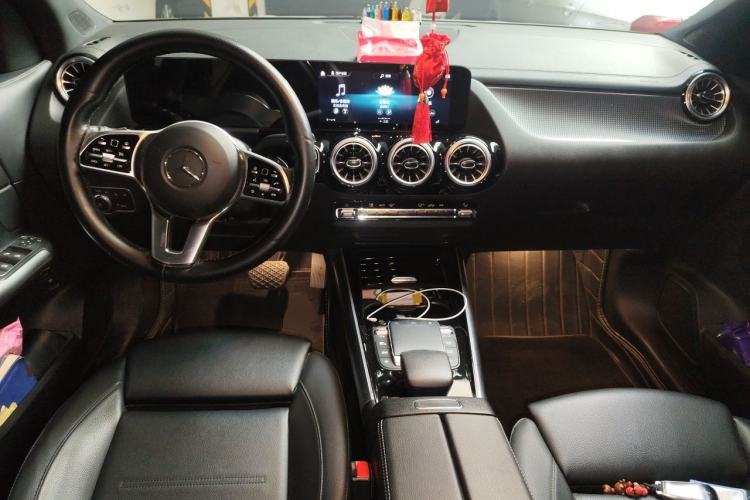 Used Mercedes-Benz GLA 2022 Facelifted GLA 200 Center Console