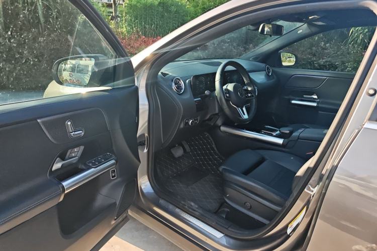Used Mercedes-Benz GLA 2022 Facelifted GLA 200 Driver Seat