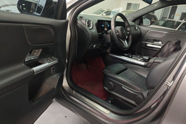 Used Mercedes-Benz GLA 2022 Facelifted GLA 200 Interior 3