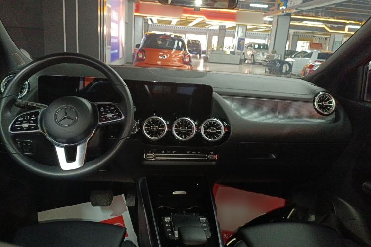 Used Mercedes-Benz GLA 2022 Facelifted GLA 200 Center Console