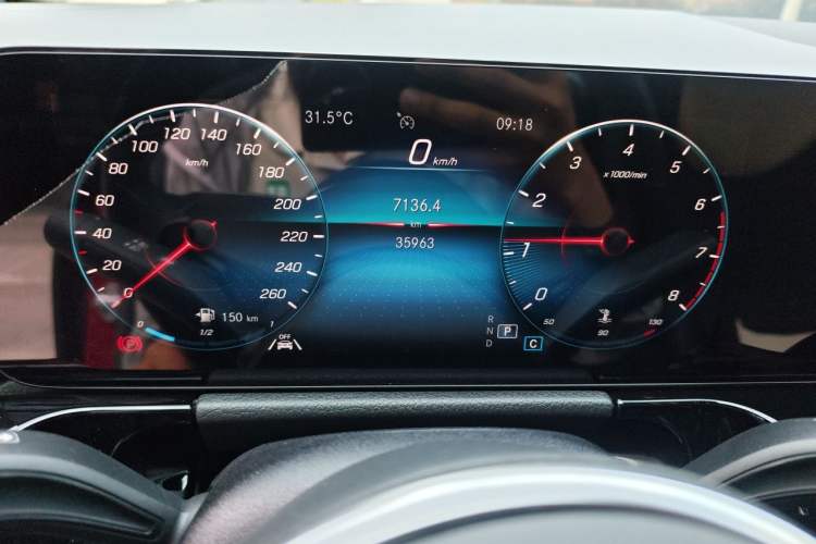 Used Mercedes-Benz GLA 2022 Second Facelift GLA 200 Odometer Close Up