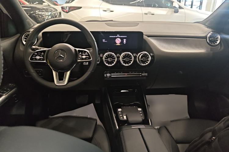 Used Mercedes-Benz GLA 2022 Facelifted GLA 200 Center Console