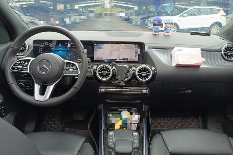 Used Mercedes-Benz GLA 2022 Facelifted GLA 200 Center Console