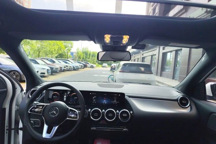Used Mercedes-Benz GLA 2022 Second Facelift GLA 200 Center Console