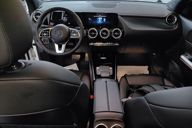 Used Mercedes-Benz GLA 2022 Facelifted GLA 200 Center Console