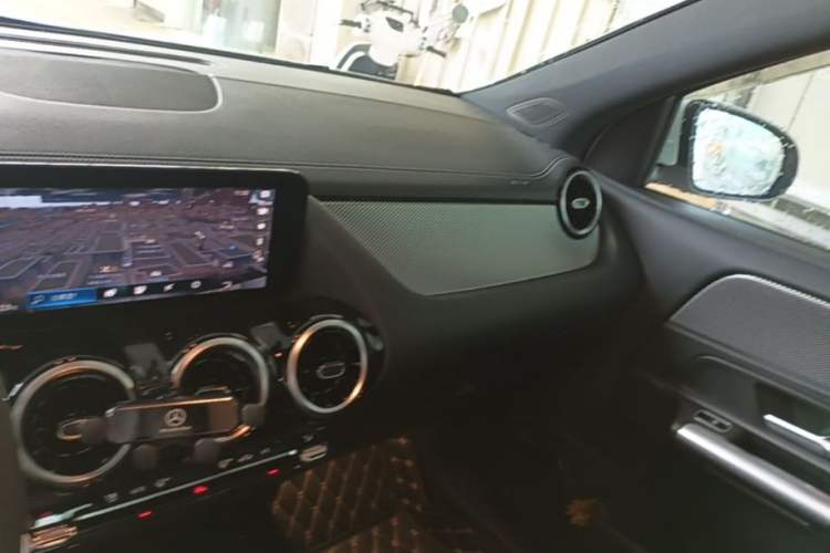 Used Mercedes-Benz GLA 2022 Second Facelift GLA 200 Center Console