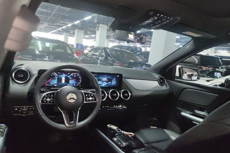 Used Mercedes-Benz GLA 2022 Second Facelift GLA 200 Center Console