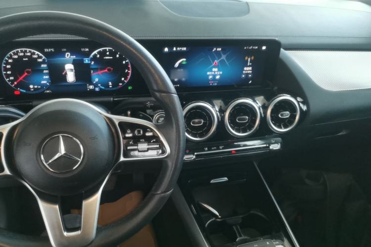 Used Mercedes-Benz GLA 2022 Second Facelift GLA 200 Center Console