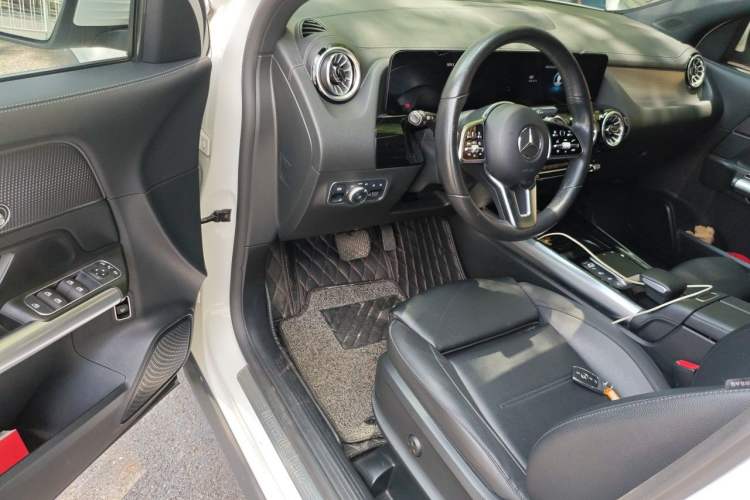 Used Mercedes-Benz GLA 2022 Facelifted GLA 200 Driver Seat