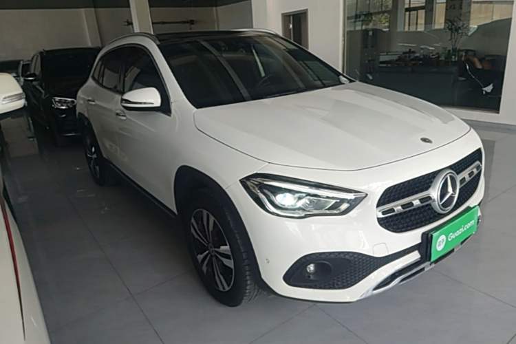 Used Mercedes-Benz GLA 2022 Facelifted GLA 200 Front Right 45 Deg