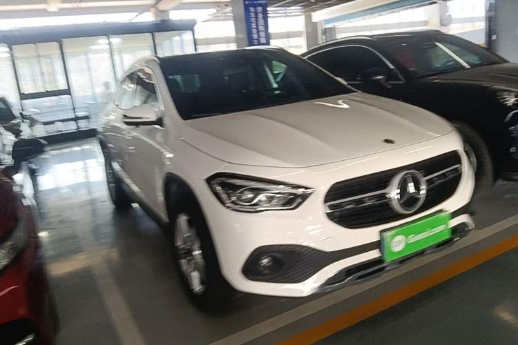 Used Mercedes-Benz GLA 2022 Second Facelift GLA 200 Front Right 45 Deg