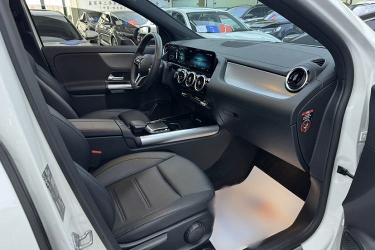 Used Mercedes-Benz GLA 2022 Second Facelift GLA 200 Interior 6
