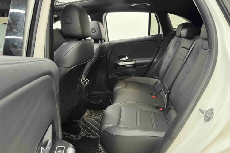 Used Mercedes-Benz GLA 2022 Second Facelift GLA 200 Interior 8