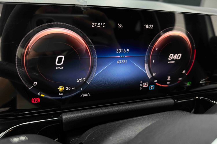 Used Mercedes-Benz GLA 2022 Second Facelift GLA 200 Odometer Close Up
