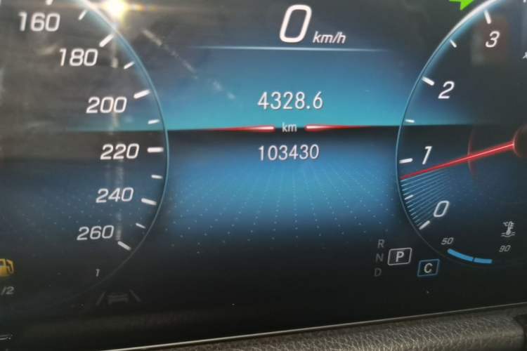 Used Mercedes-Benz GLA 2022 Facelifted GLA 200 Odometer Close Up