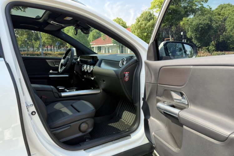 Used Mercedes-Benz GLA 2022 Facelifted GLA 200 Right Front Seat