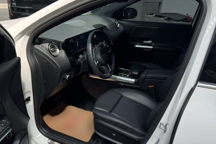 Used Mercedes-Benz GLA 2022 Facelifted GLA 200 Right Front Seat
