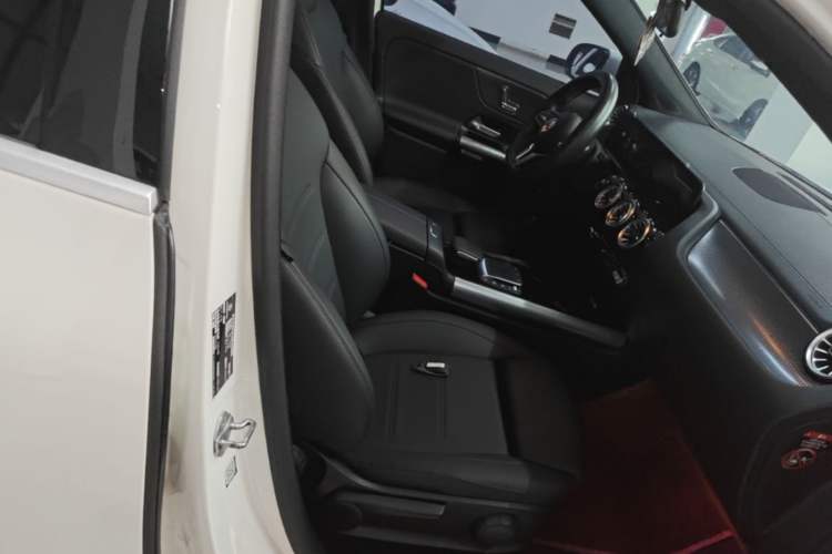 Used Mercedes-Benz GLA 2022 Facelifted GLA 200 Right Front Seat