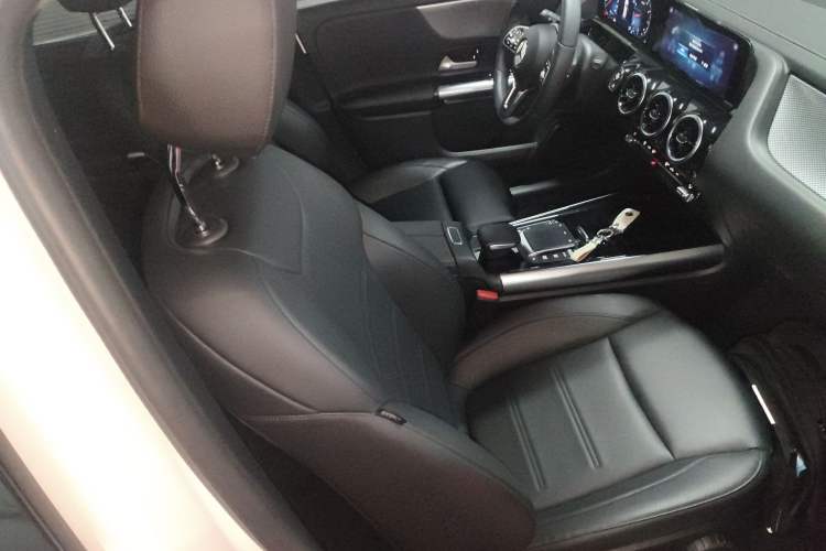 Used Mercedes-Benz GLA 2022 Second Facelift GLA 200 Right Front Seat
