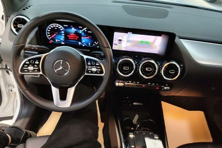Used Mercedes-Benz GLA 2023 Facelifted GLA 200 Center Console
