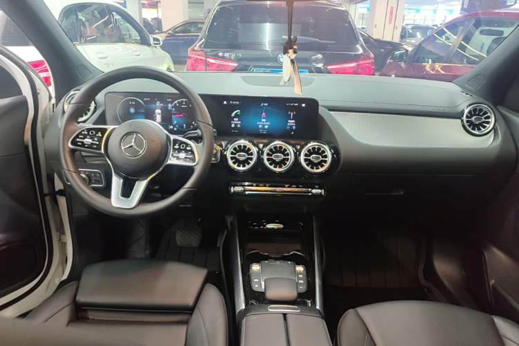 Used Mercedes-Benz GLA 2023 GLA 200 Center Console