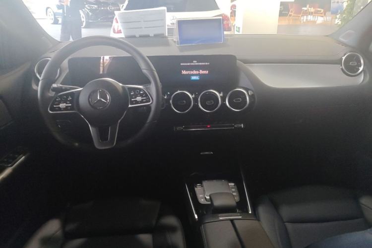Used Mercedes-Benz GLA 2023 Facelifted GLA 200 Center Console