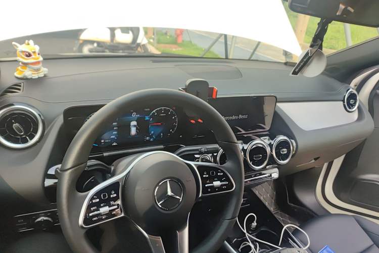 Used Mercedes-Benz GLA 2023 Facelifted GLA 200 Center Console