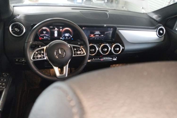 Used Mercedes-Benz GLA 2023 Facelifted GLA 200 Center Console