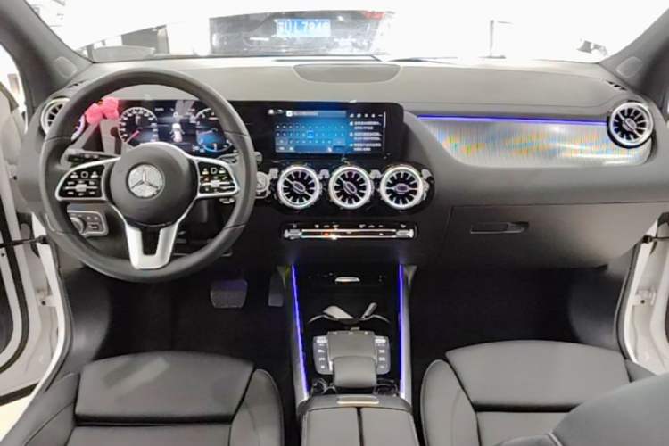 Used Mercedes-Benz GLA 2023 GLA 220 Center Console