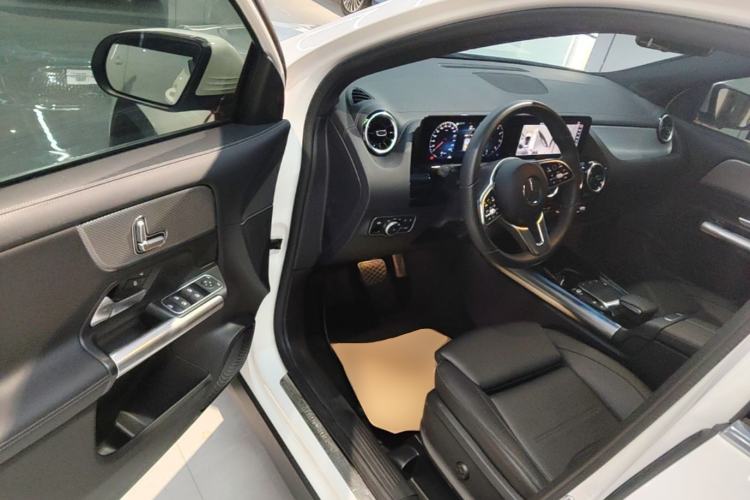 Used Mercedes-Benz GLA 2023 Facelifted GLA 200 Driver Seat