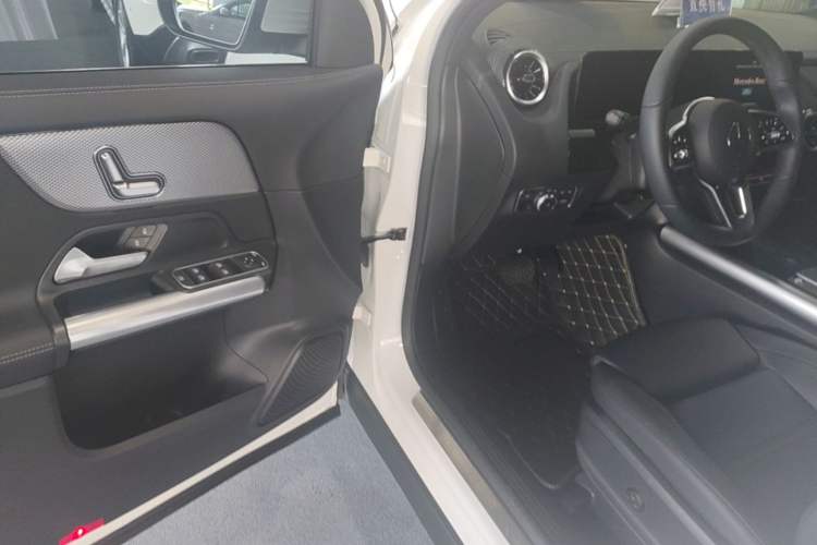 Used Mercedes-Benz GLA 2023 Facelifted GLA 200 Driver Seat