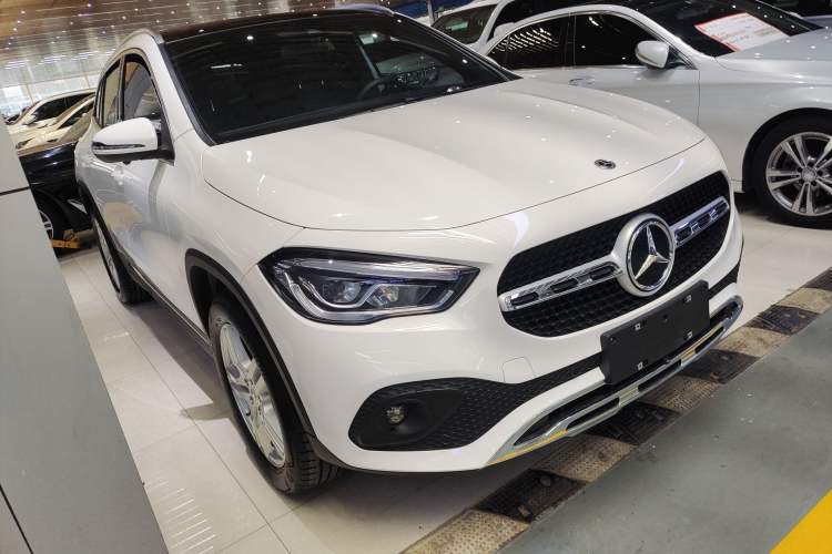 Used Mercedes-Benz GLA 2023 GLA 200 Front Right 45 Deg