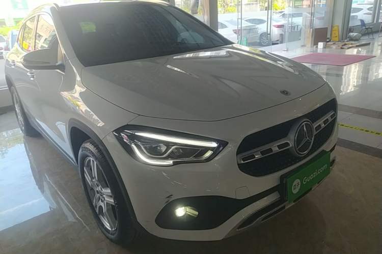Used Mercedes-Benz GLA 2023 GLA 200 Front Right 45 Deg