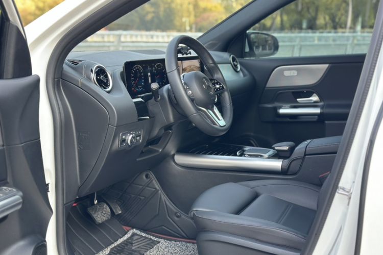 Used Mercedes-Benz GLA 2023 GLA 200 Interior 2
